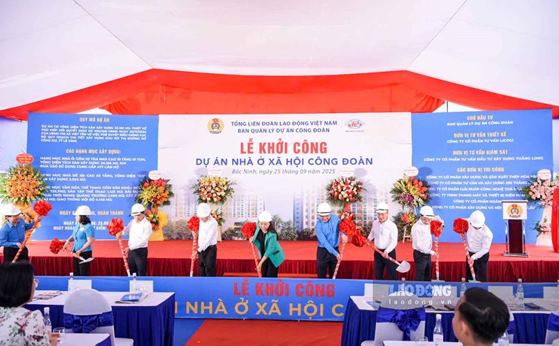 Delegates performed the groundbreaking ceremony of the Bac Ninh Trade Union social housing project. Photo: Tran Tuan