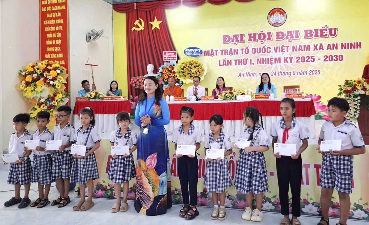 trao hoc bong cho cac em hoc sinh.