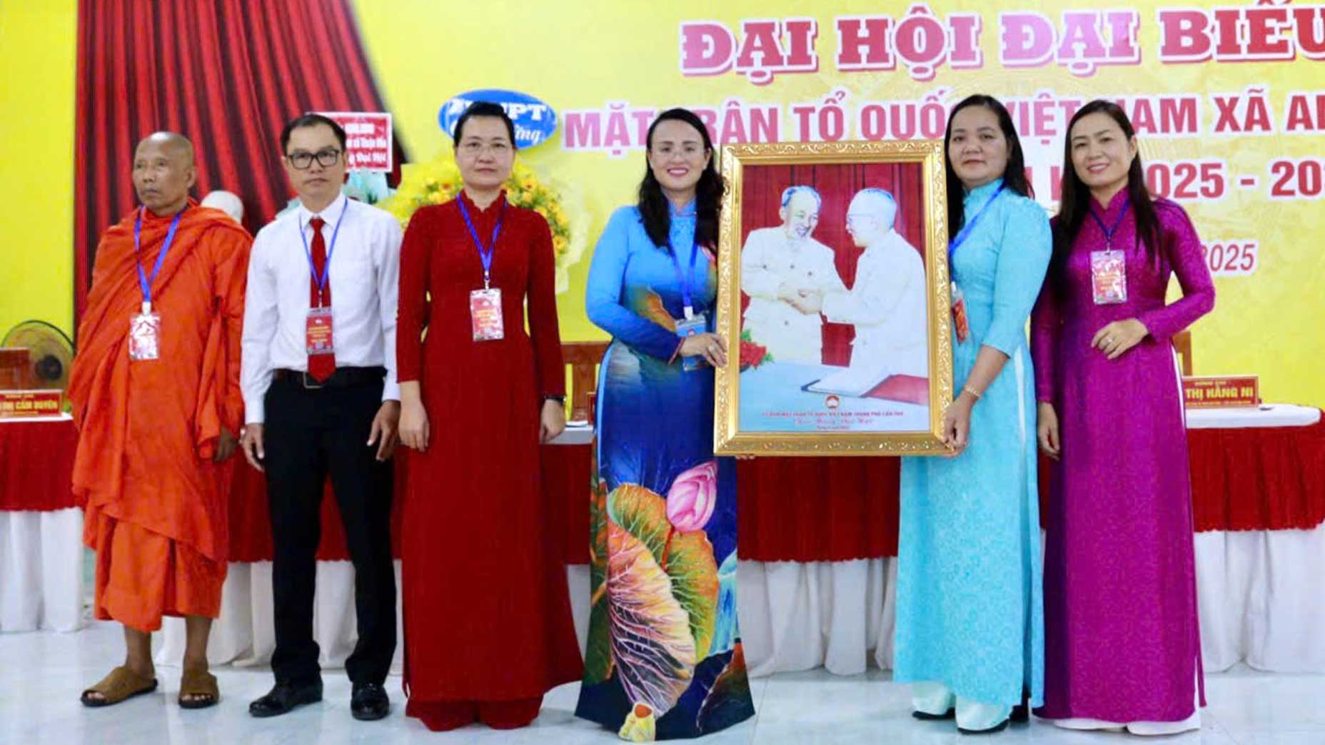 Uy ban Mat tran To quoc Viet Nam TP Can Tho tang tranh chuc mung Dai hoi. 