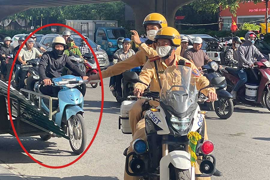 Traffic police promptly stopped vehicles carrying bulky, dangerous corrugated iron on the road. Photo: Provided by the police