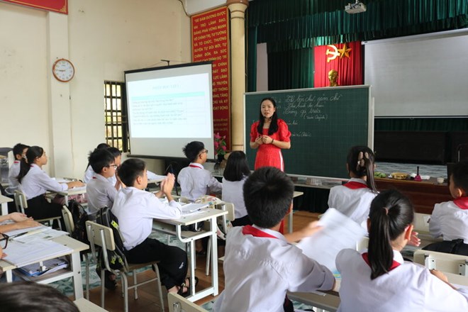 Moi tiet day them ngoai dinh muc, giao vien duoc tra luon bang 150% tien luong mot tiet day thong thuong, nhung bi gioi han toi da 200 tiet mot nam. Anh: Van Trang  