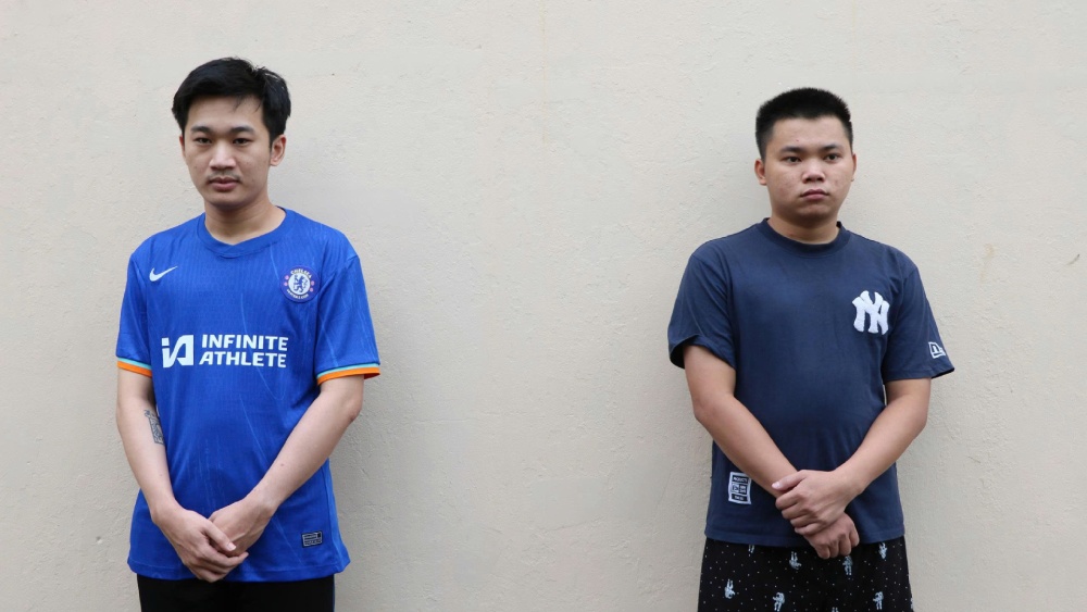 Los 2 sujetos confesaron que las pruebas materiales encontradas eran drogas. Foto: Thanh Dinh