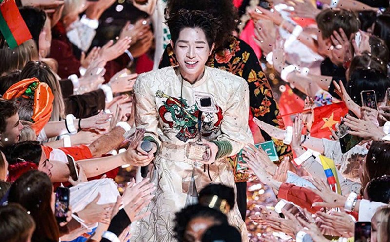 Duc Phuc was happy in the Intervision 2025 competition held in Russia. Photo: Character provided
