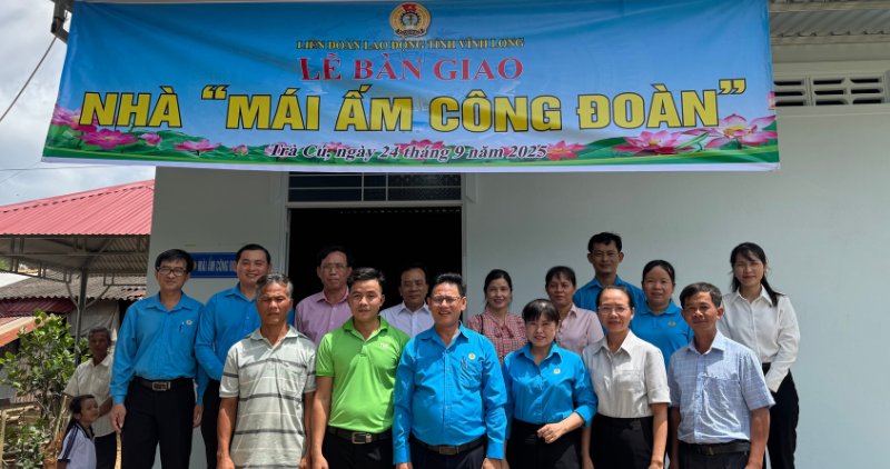 Handover ceremony of 6 Trade Union Shelters to union members and workers in difficult circumstances in Vinh Long, September 24. Photo: Hoang Loc