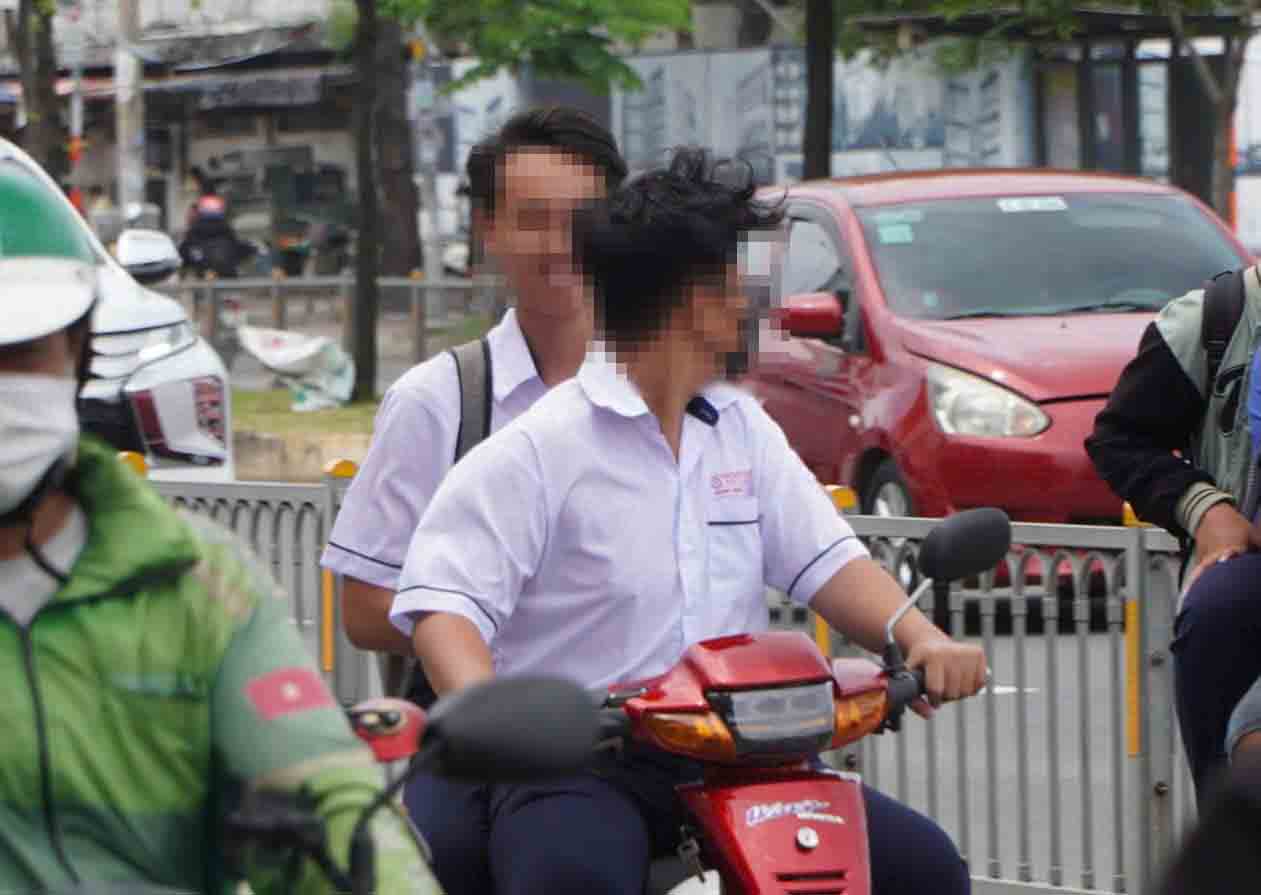 Hoc sinh khong doi mu bao hiem khi lai xe. Anh: Chan Phuc