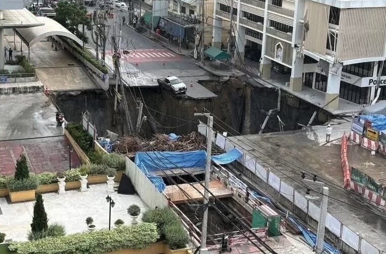 バンコク(タイ)のヴァリラ病院前のサムセン通りは、9月24日に陥没しました。写真:バンコク都市管理局