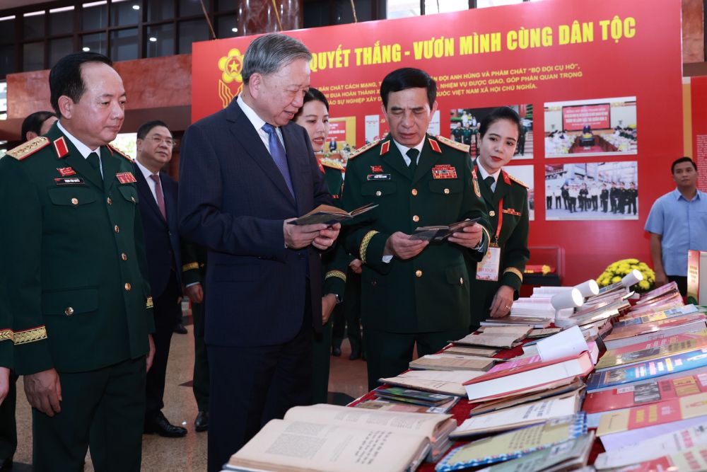 Tong Bi thu To Lam tham quan khu trung bay tai Dai hoi. Anh: Hai Nguyen