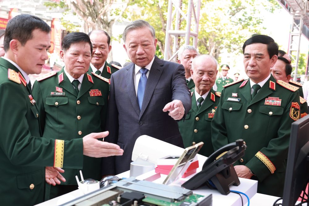 To Lam 총비서와 제11차 전군 결의 승리 경쟁 대회에 참석한 대표들. 사진: Hai Nguyen