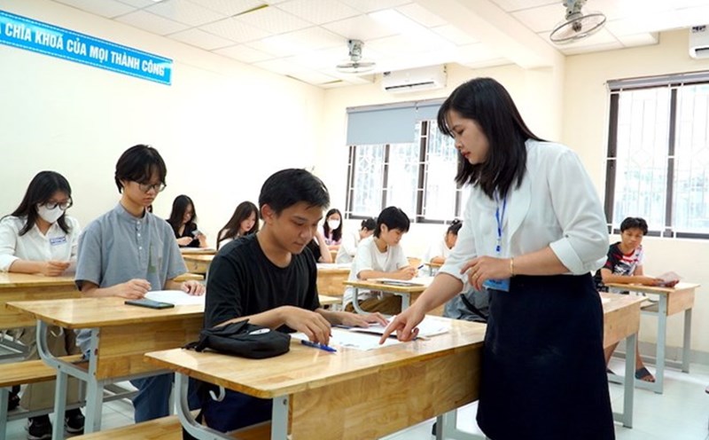 According to Circular No. 21, the total number of extra teaching periods in a school year for each teacher must not exceed 200 periods. Photo: Van Trang