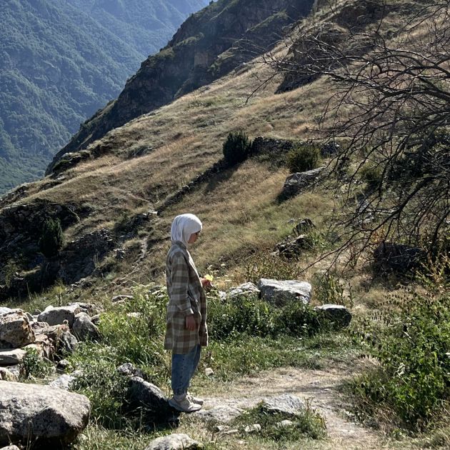Be gai di du lich tren nui khu vuc Balkaria - vung Kavkaz nuoc Nga. Anh: Thuy An