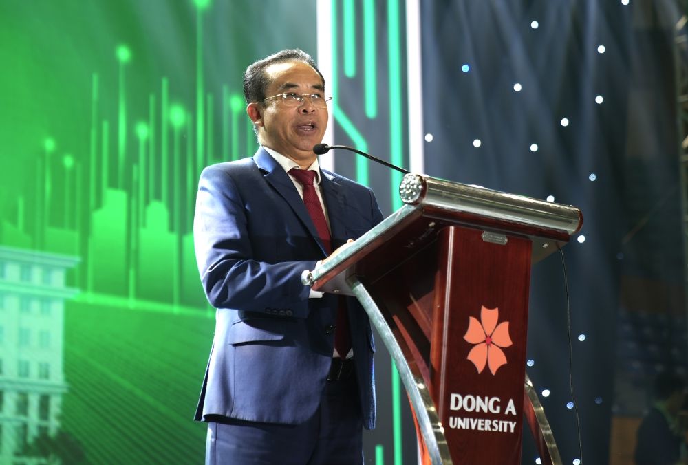 Pho Chu tich UBND TP Da Nang Tran Anh Tuan phat bieu tai Le khai giang nam hoc 2025-2026 DH Dong A. Anh: DH Dong A
