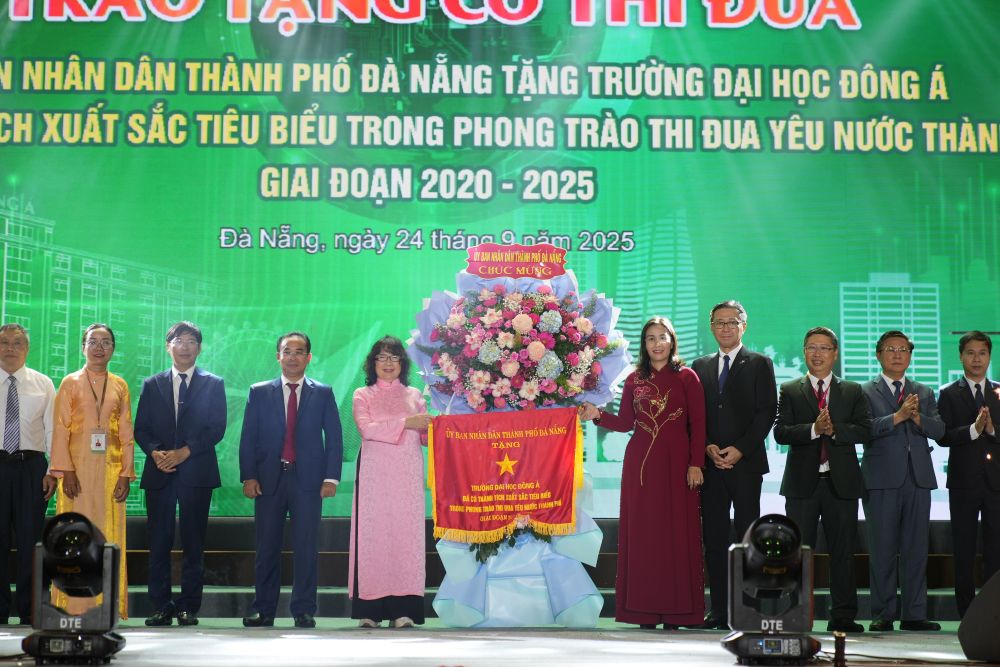 Lanh dao thanh pho trao tang DH Dong A Co thi dua cua UBND TP Da Nang danh cho don vi da co thanh tich xuat sac tieu bieu trong phong trao thi dua yeu nuoc thanh pho giai doan 2020 – 2025. Anh: Thanh Huyen