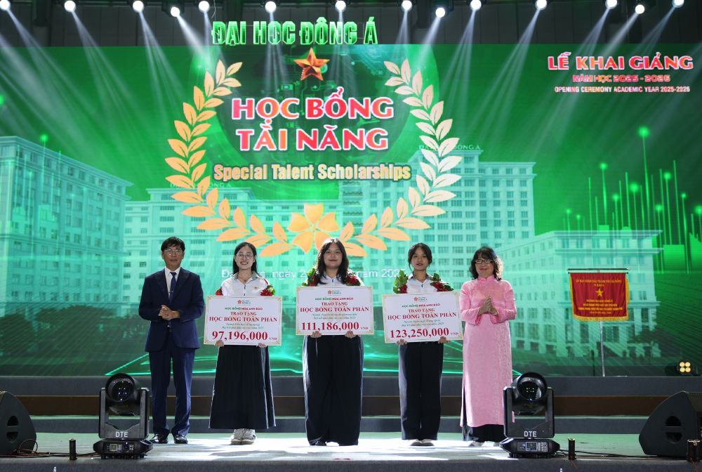Dai hoc Dong A danh Quy hoc bong Hoa Anh Dao voi tong tri gia len den hon 43 ti dong trao den cac ban tan sinh vien. Anh: Thanh Huyen