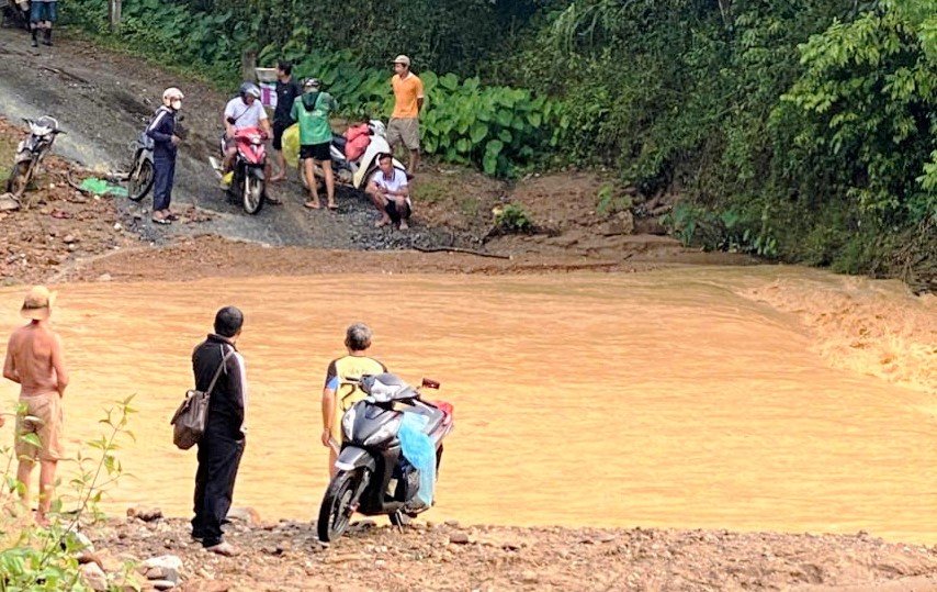 Heavy rain caused the overflow bridge of Xieng Thu stream, isolating nearly 500 households in Chieu Luu commune (Nghe An). Photo: Ngoc Anh
