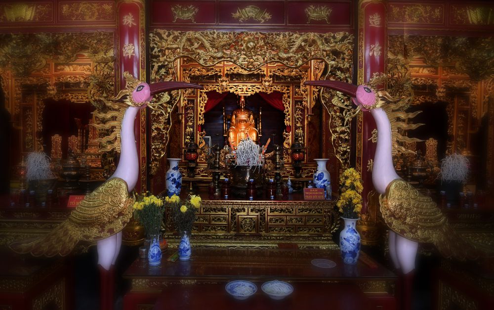 Ong To nghe ren sat duoc tho trong dinh lang Da Hoi la Thuan Quan Cong Tran Duc Hue, sinh nam 1515, que goc o Hung Yen. Anh: Viet Van 