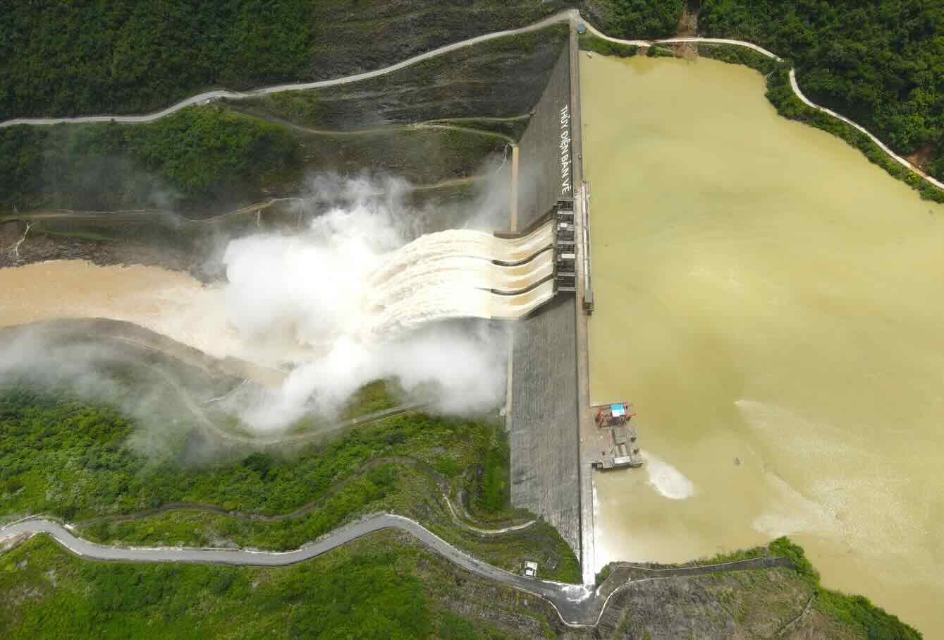 Proactively lower the lake's water level, welcoming a major flood due to the impact of storm No. 9. Photo: Ngoc Tu