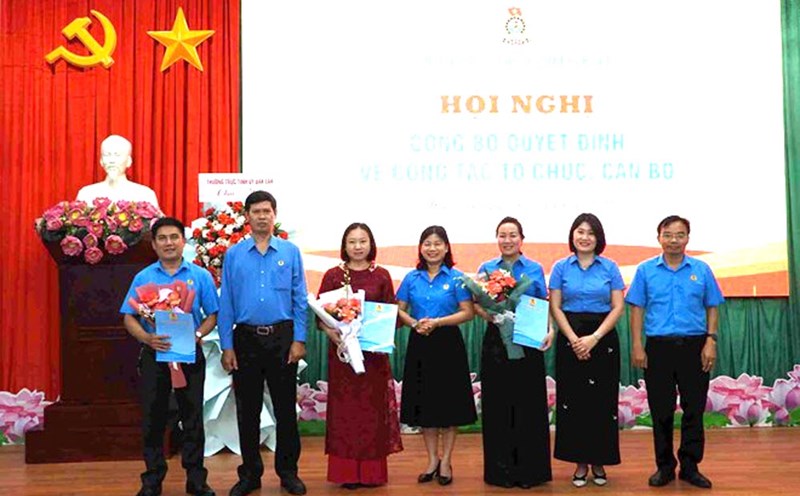 Leaders of the Dak Lak Provincial Federation of Labor presented the decision to the personnel working at the newly established commune and ward trade unions. Photo: Bao Trung
