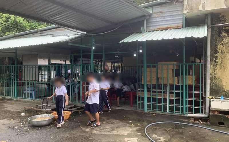 Students in Ho Chi Minh City have to study in corrugated iron classes. Photo: Duong Binh