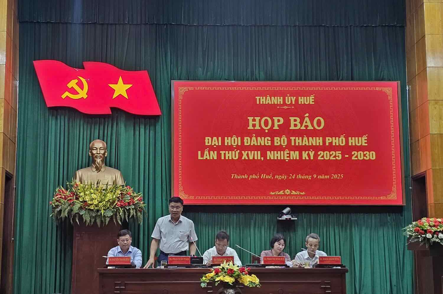 Standing Deputy Secretary of the City Party Committee Pham Duc Tien (middle), and members of the City Party Committee chaired the press conference before the congress. Photo: Phuc Dat.