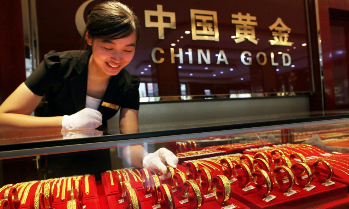 국제 금 가격과 중국 국내 금 가격이 계속 상승하고 있습니다. 사진: 신화통신