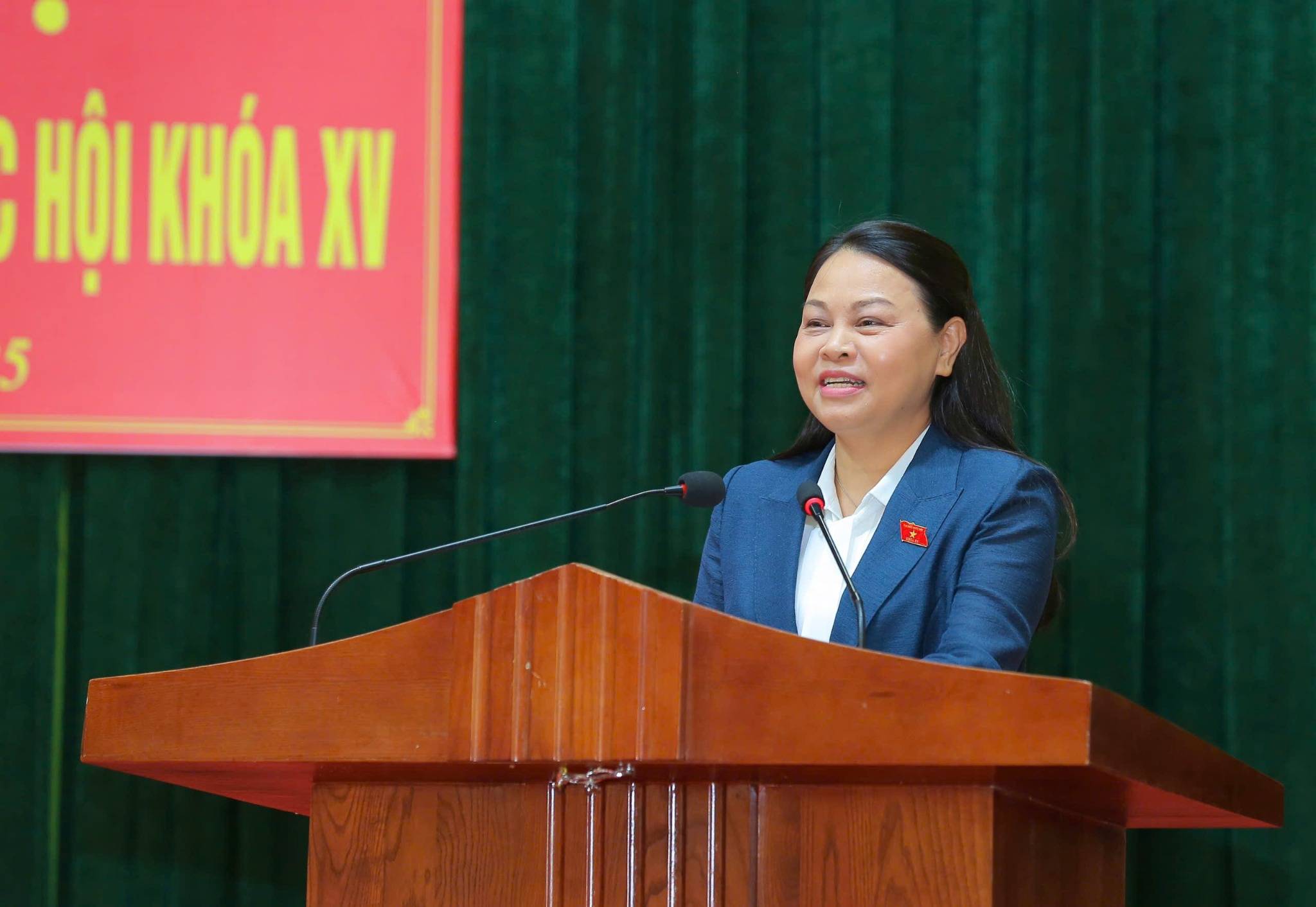 Pho Chu tich Uy ban Trung uong MTTQ Viet Nam Nguyen Thi Thu Ha phat bieu tai buoi tiep xuc cu tri. Anh: Dieu Anh