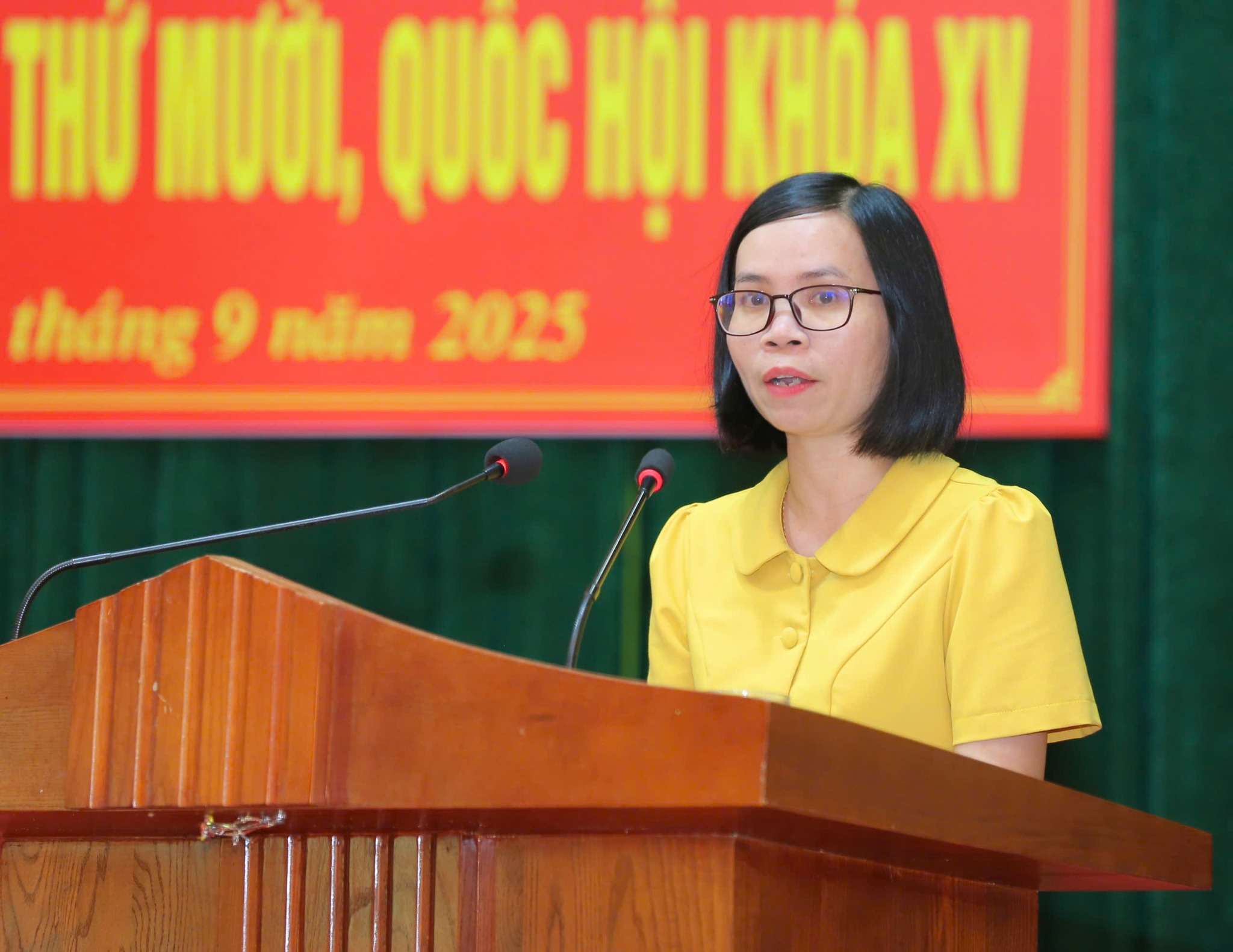 Cu tri xa Gia Tuong neu cac y kien dong gop tai buoi tiep xuc cu tri. Anh: Dieu Anh