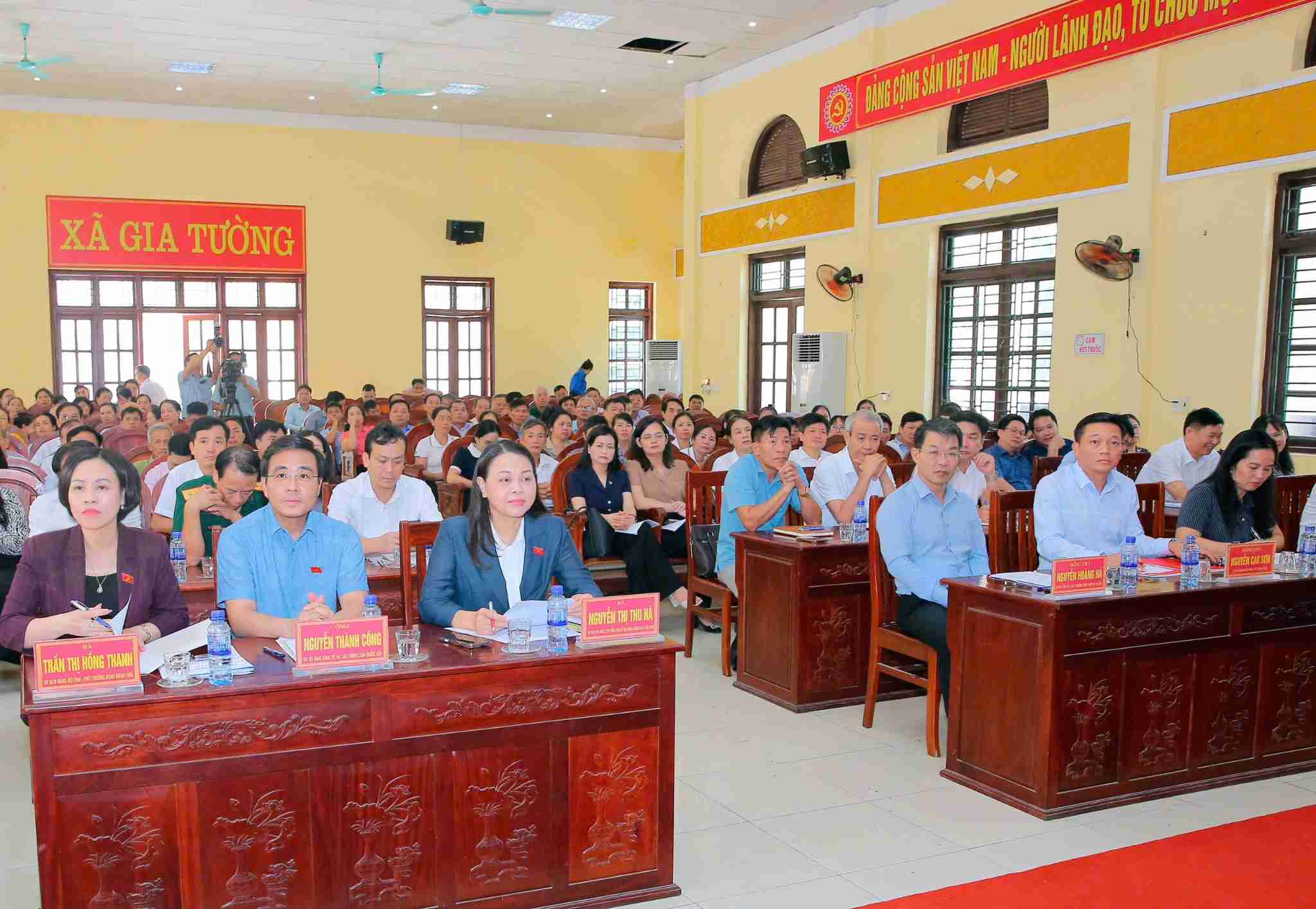 Gia Tuong 코뮌(Ninh Binh)에서 유권자 접촉 회의에 참석한 대표들. 사진: Dieu Anh