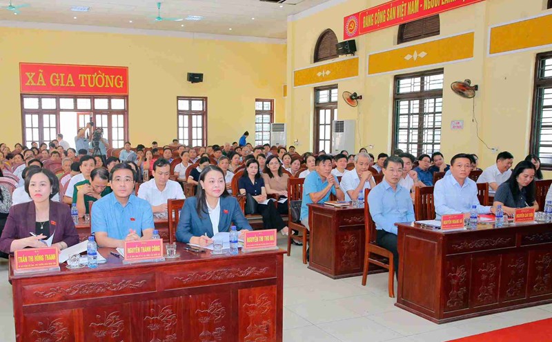 Delegates attending the meeting with voters in Gia Tuong commune (Ninh Binh). Photo: Dieu Anh