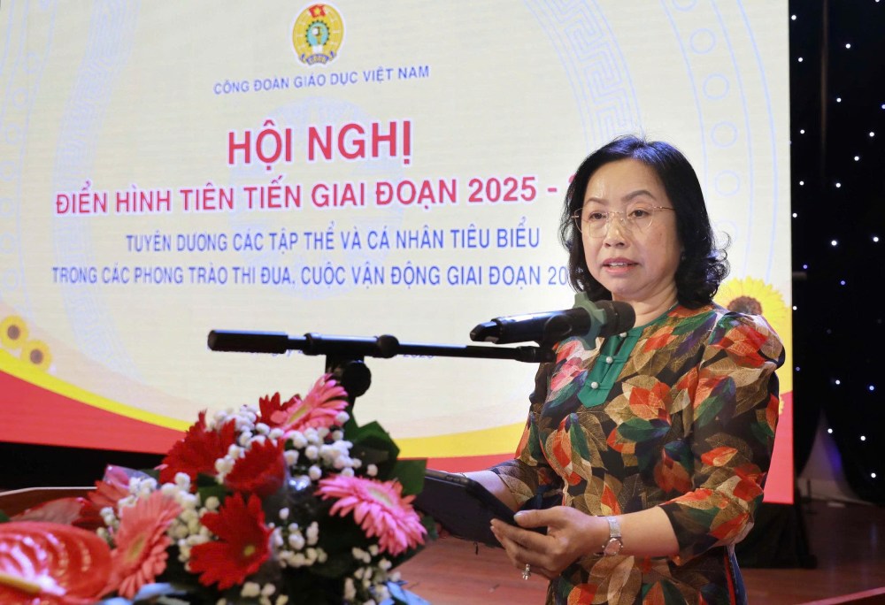 Le vice-president permanent de la Confederation generale du travail du Vietnam Thai Thu Xuong s'exprime lors de la conference de felicitation des collectifs et des individus ayant remporte le titre de modele avance pour la periode 2020-2025 du Syndicat vietnamien de l'education. Photo : Quynh Chi