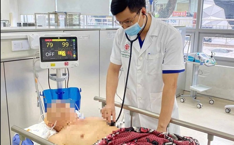 Doctors at 108 Central Military Hospital examined a patient who took a giant taxi to repair a stroke. Photo: BVCC