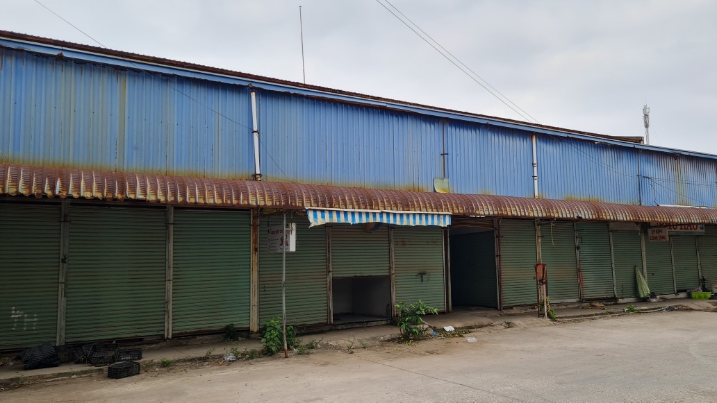 Trung tam thuong mai Ganh Hao, tinh Ca Mau vang ve khong nguoi kinh doanh. Anh: Nhat Ho