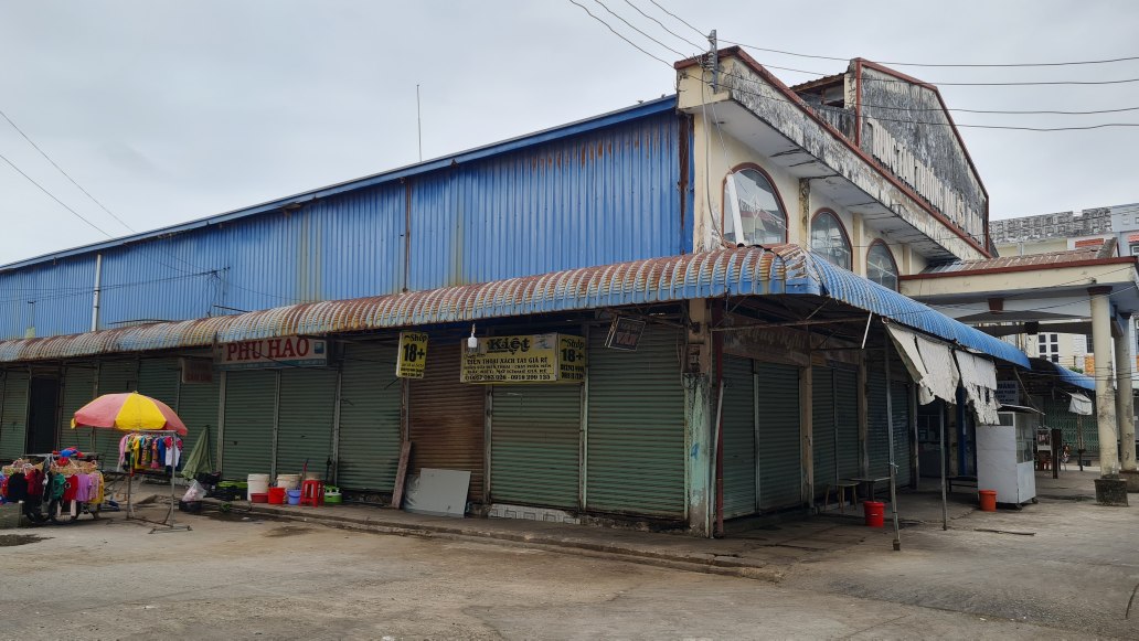 Rarely people do business at Ganh Hao Shopping Center, Ca Mau. Photo: Nhat Ho