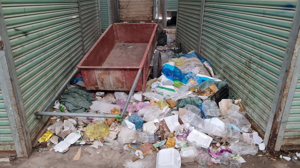 Rac thai sinh hoat duoc do nhieu noi tai Trung tam thuong mai Ganh Hao, Ca Mau. Anh: Nhat Ho