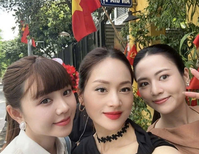 Lan Phuong (giua) chup hinh cung Quynh Kool, Viet Hoa. Anh: Nhan vat cung cap