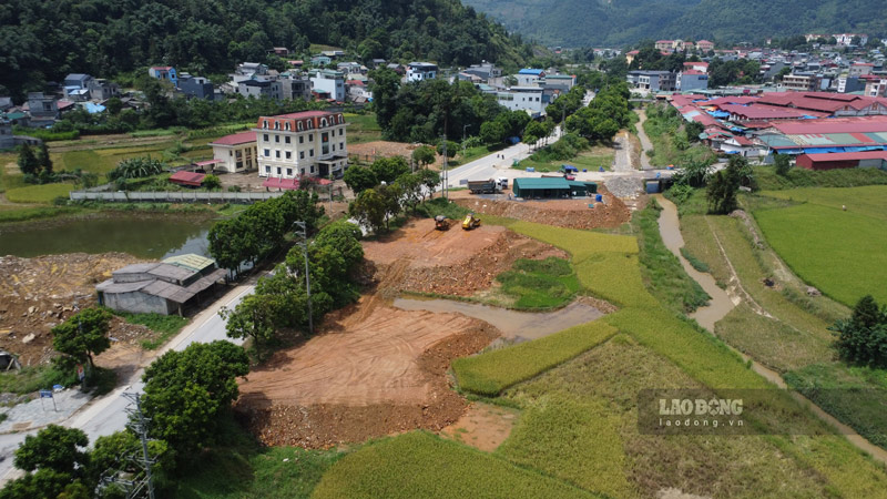 Mot phan du an ha tang hon 70 ti dong tai xa Muong Khuong, canh khu cho trung tam sam uat. Anh: Dinh Dai
