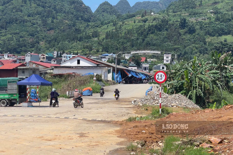 Canh khu vuc dang thi cong la cho trung tam Muong Khuong. Anh: Dinh Dai