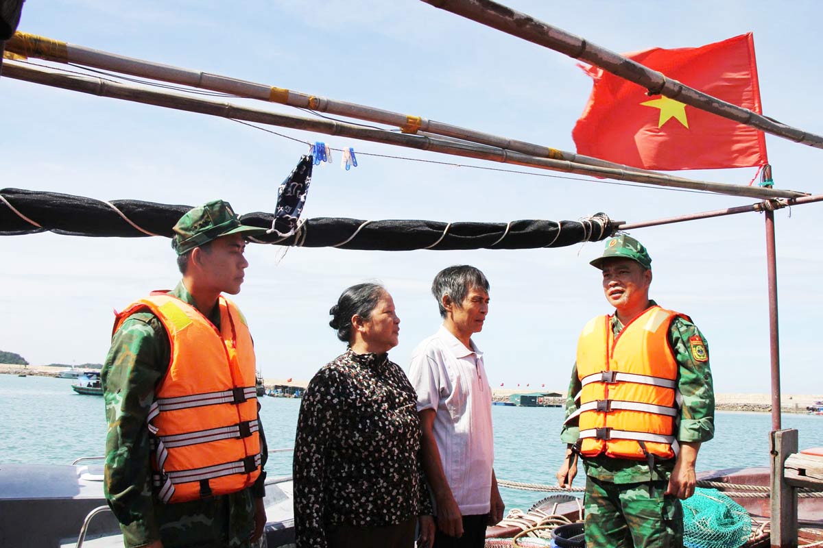 Officers and soldiers of Co To Border Guard Station (Quang Ninh) called on and instructed fishermen to urgently bring their vehicles to a safe shelter. Photo: Thu Bau