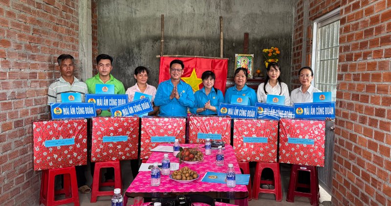The Vinh Long Provincial Federation of Labor presented the Trade Union Shelter to workers who are raising 2 young children, stabilizing their housing and life. Photo: Hoang Loc