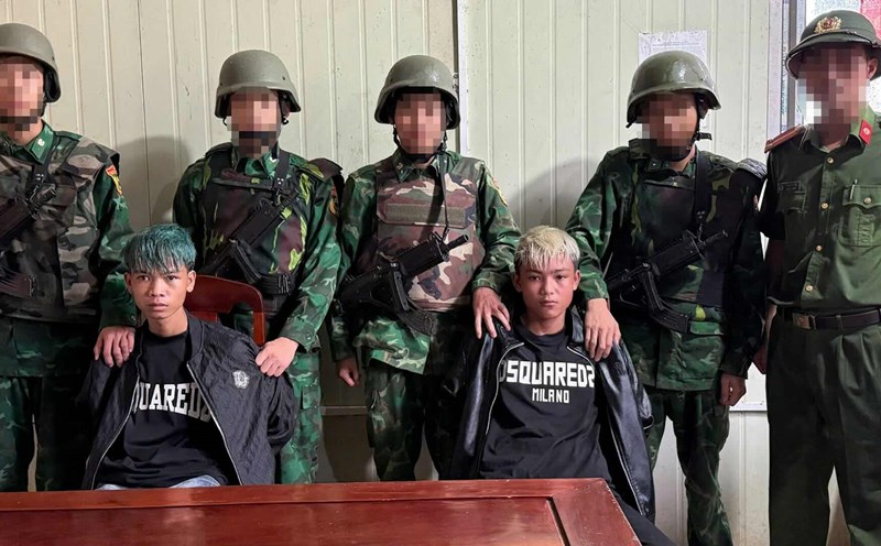 2 minors were arrested along with hundreds of drug pills. Photo: H.Nguyen