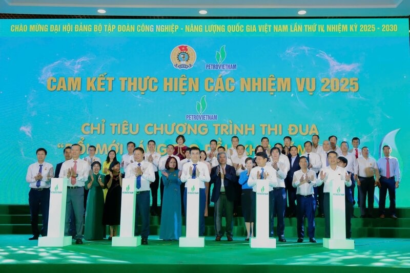 The signing ceremony of the commitment to compete to complete the targets of the " pet oil and Gas Innovation" program in 2025. Photo: Hien Khanh