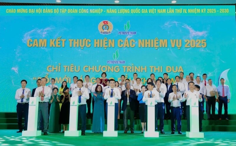 The signing ceremony of the commitment to compete to complete the targets of the " pet oil and Gas Innovation" program in 2025. Photo: Hien Khanh