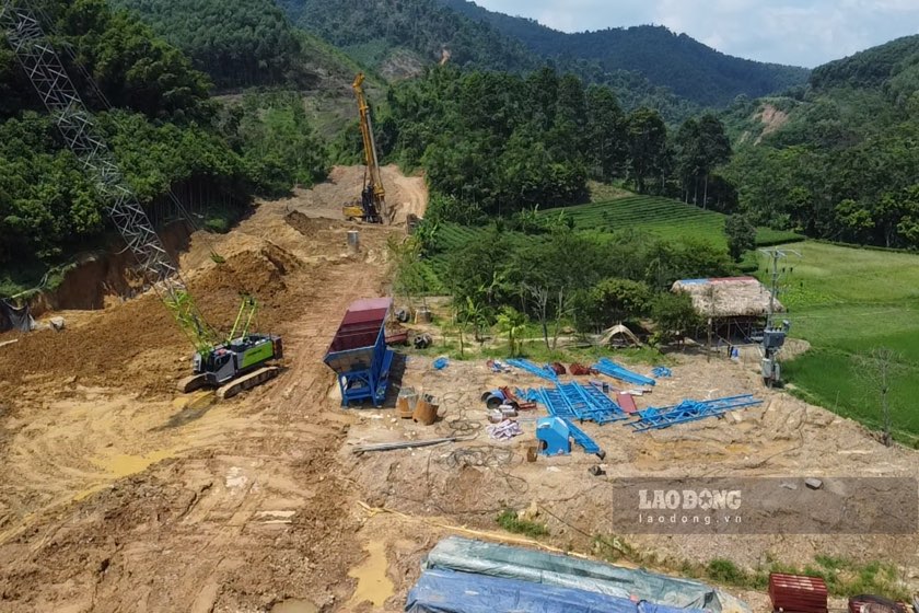 Nhieu doan tuyen thi cong cam chung do vuong mat bang. Anh: Nhom PV.