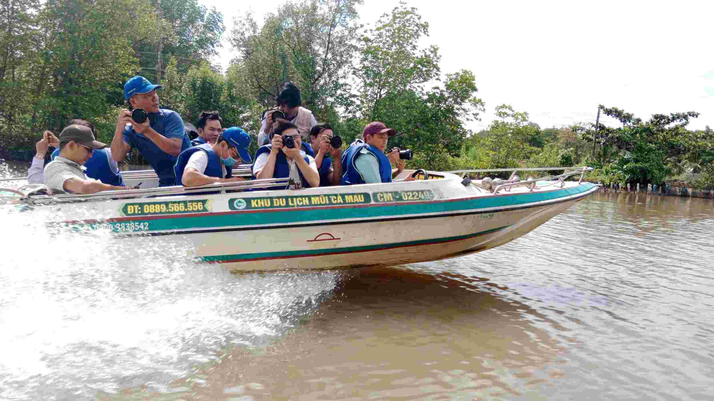 Turistas visitan el bosque de Mui Ca Mau. Foto: Nhat Ho
