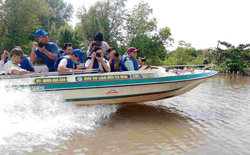 Tourists visit Cai Mau Cape forest. Photo: Nhat Ho