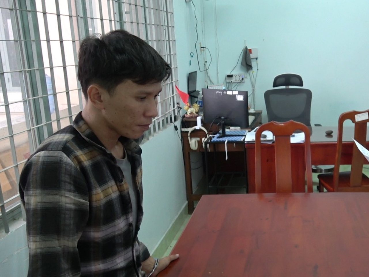 Công an xã Bình Ninh vừa thi hành Lệnh bắt tạm giam đối với Nguyễn Công Vinh về hành vi sử dụng trái phép chất ma túy. Ảnh: Công an tỉnh Đồng Tháp