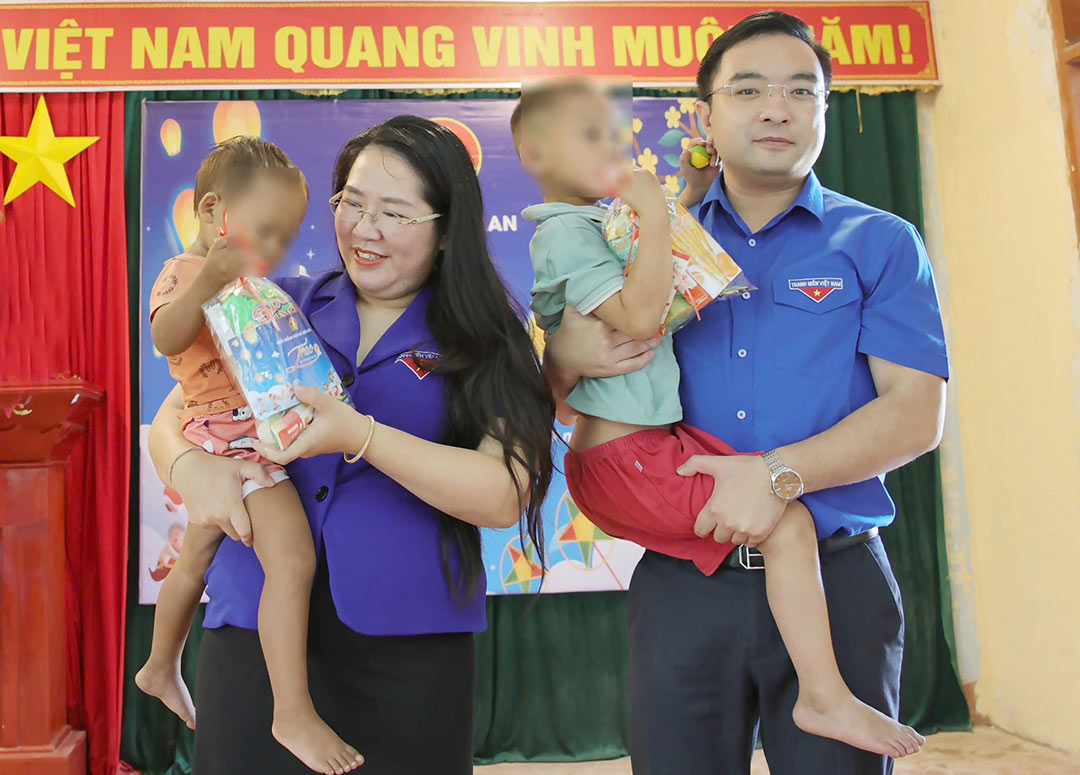 The "Moon Package for Children" program of Nghe An Provincial Youth Union brings a warm Mid-Autumn Festival to children in especially difficult circumstances. Photo: Ngoc Anh