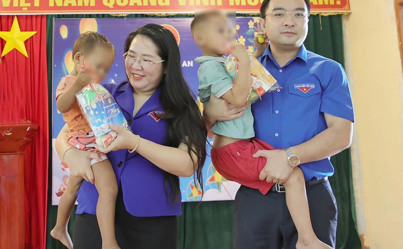 The "Moon Package for Children" program of Nghe An Provincial Youth Union brings a warm Mid-Autumn Festival to children in especially difficult circumstances. Photo: Ngoc Anh