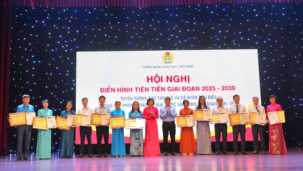 The Vietnam Education Trade Union has just awarded individuals and units with outstanding achievements in emulation movements in the period of 2020-2025. The University of Education is one of 19 groups to be awarded. Photo: Quynh Chi
