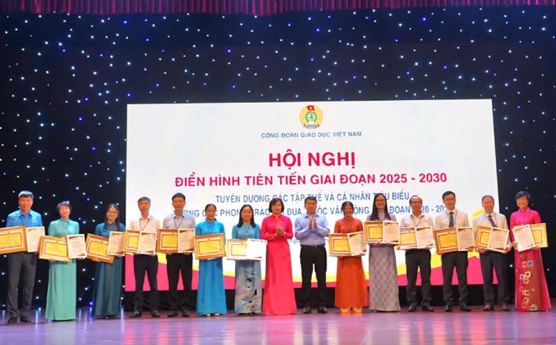 The Vietnam Education Trade Union has just awarded individuals and units with outstanding achievements in emulation movements in the period of 2020-2025. The University of Education is one of 19 groups to be awarded. Photo: Quynh Chi