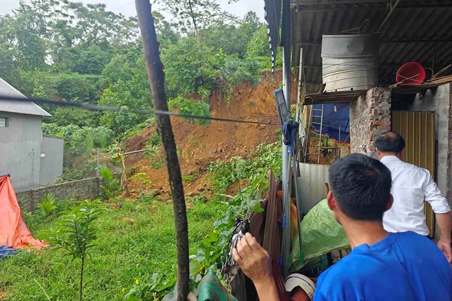 Hanoi deploys "4 on-site" to proactively respond to storm No. 9. Photo: Huu Chanh